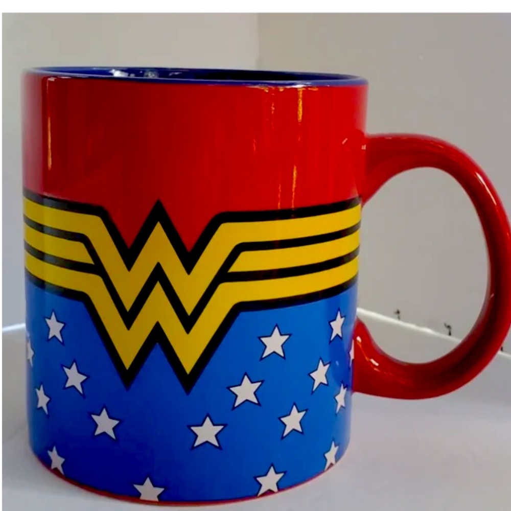 DC Wonder Woman 20 fluid oz Coffee Mug Measurements: 5" x 4"  Pre-Owned Like New